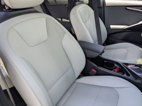 Used 2025 Kia Niro EX Touring FWD image 11