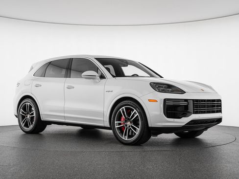Used 2024 Porsche Cayenne Turbo AWD/4WD image 7