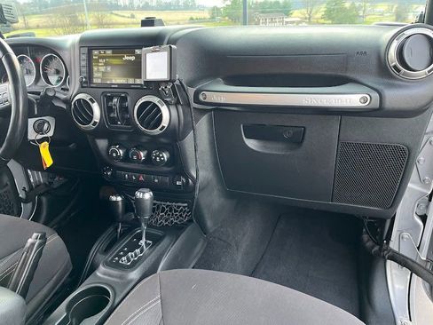 Used 2017 Jeep Wrangler Unlimited Rubicon w/ Connectivity Group image 38