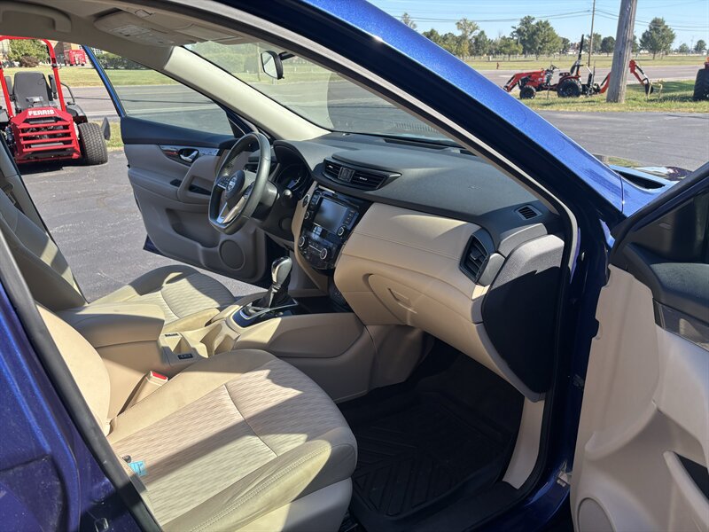 Used 2018 Nissan Rogue SV AWD/4WD image 15