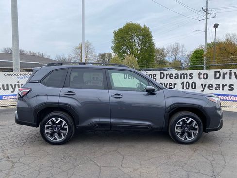 Used 2025 Subaru Forester Premium AWD/4WD image 2