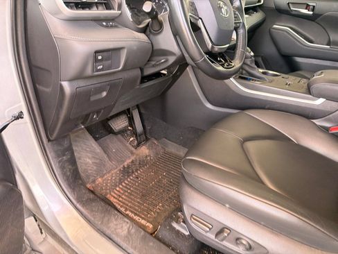 Used 2020 Toyota Highlander XLE FWD image 9