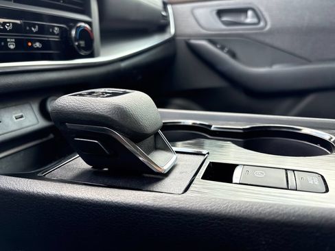Used 2023 Nissan Rogue S FWD image 18