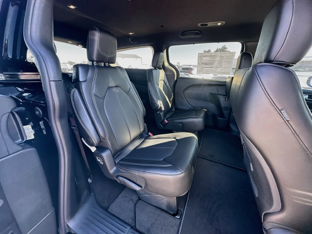 New 2027 Chrysler Pacifica Select FWD image 33