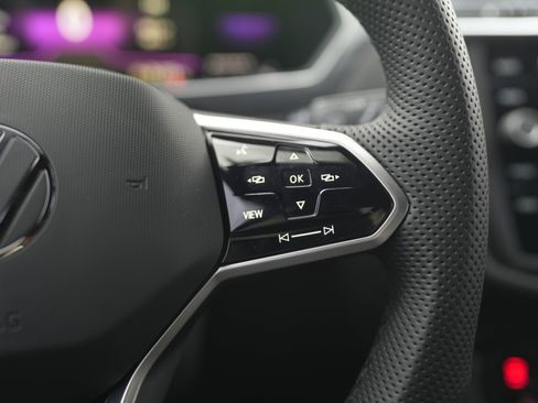 Certified 2022 Volkswagen Tiguan SE R-Line image 22