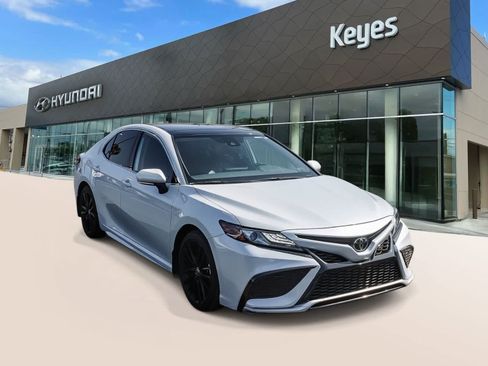 Used 2022 Toyota Camry XSE FWD image 3