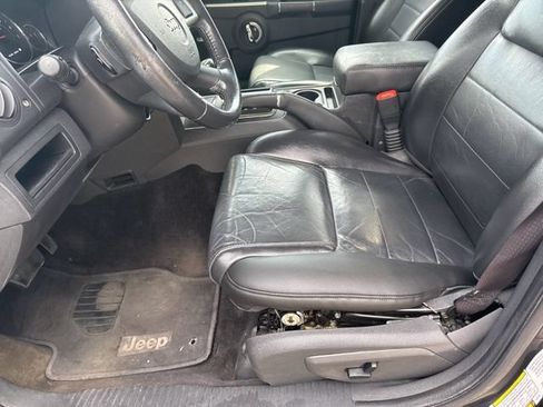Used 2010 Jeep Commander Sport w/ Sun/Sound Group AWD/4WD image 17