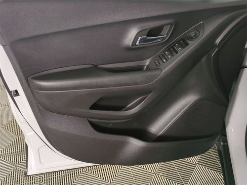 Certified 2022 Chevrolet Trax LT w/ LT Convenience Package image 21