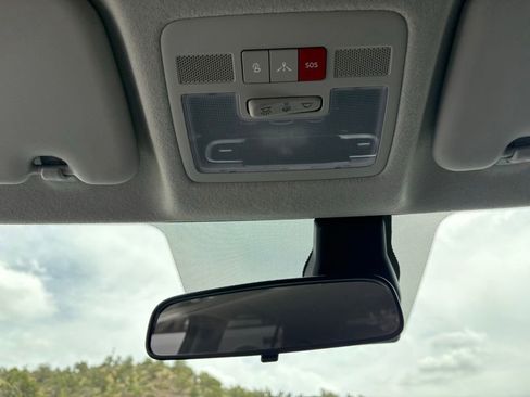 Used 2024 Hyundai Venue Limited FWD image 16