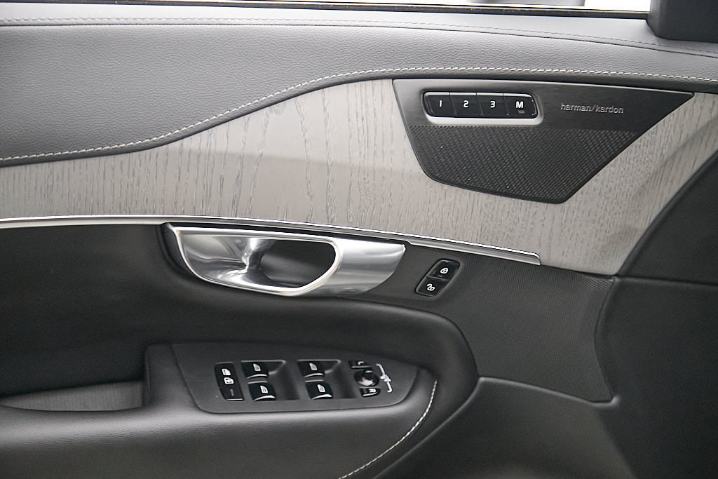 Certified 2025 Volvo XC90 B6 Ultra w/ Protection Package Premier AWD/4WD image 11