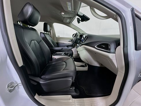 Used 2024 Chrysler Pacifica Touring-L image 30