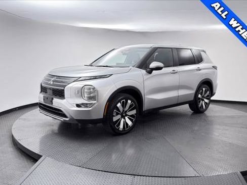 Used 2025 Mitsubishi Outlander SE AWD/4WD image 2