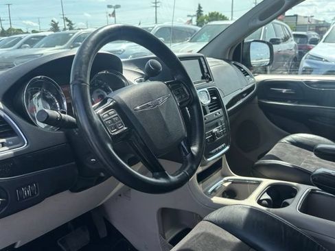 Used 2014 Chrysler Town & Country Touring-L FWD image 13