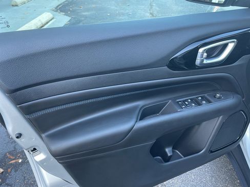 New 2026 Jeep Compass Latitude image 9