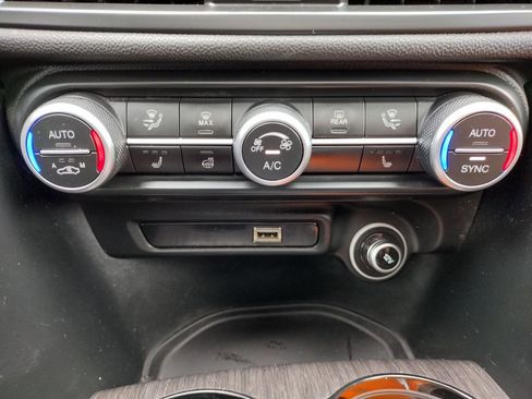 Used 2022 Alfa Romeo Giulia Ti AWD/4WD image 6