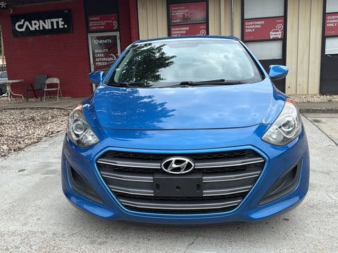 Used 2017 Hyundai Elantra GT FWD image 2