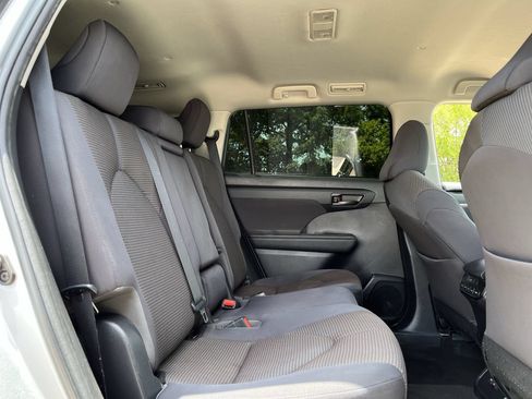 Used 2023 Toyota Highlander LE AWD/4WD image 26