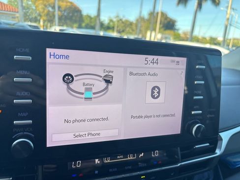 Used 2024 Toyota Sienna XLE image 3