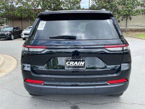 Used 2025 Jeep Grand Cherokee Altitude RWD image 6
