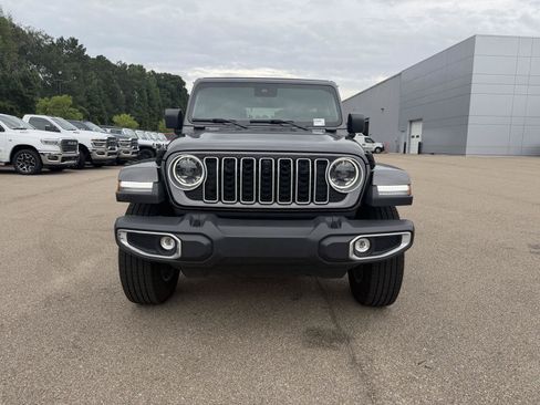 Used 2025 Jeep Wrangler Unlimited Sahara w/ Safety Group AWD/4WD image 2