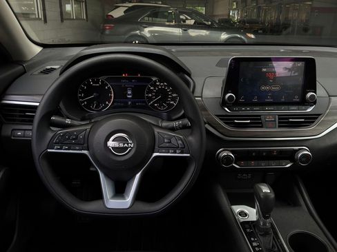 Used 2025 Nissan Altima 2.5 SV FWD image 14