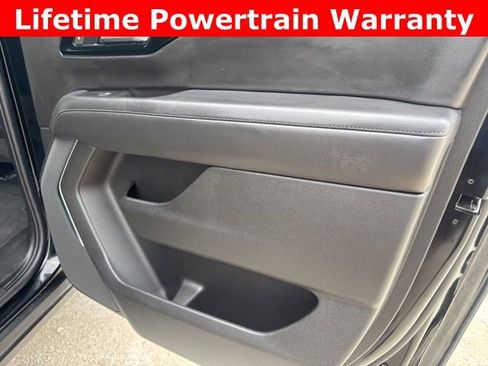 Used 2025 Chevrolet Suburban Z71 AWD/4WD image 23