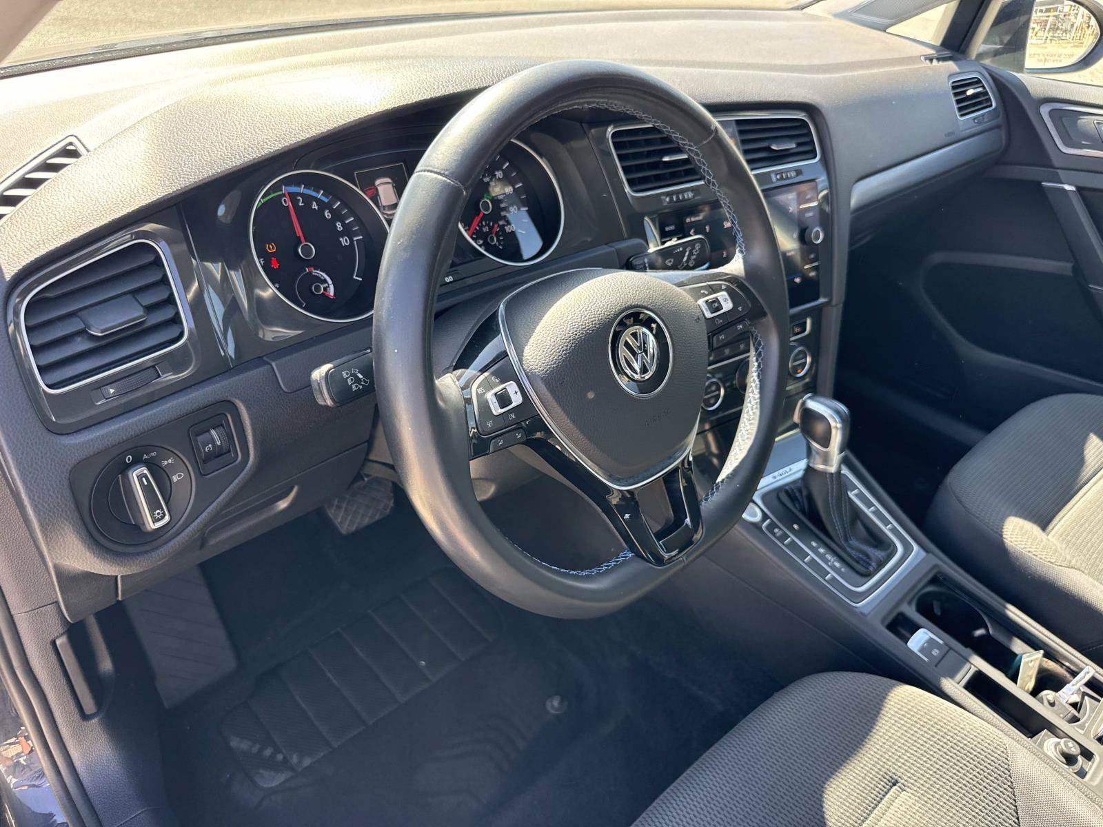 Used 2018 Volkswagen e-Golf SE w/ DC Fast Charging Package FWD image 26