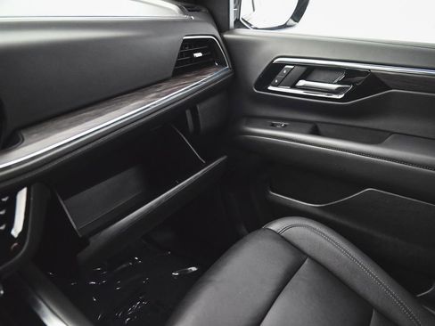 Used 2025 Chevrolet Tahoe Z71 AWD/4WD image 17