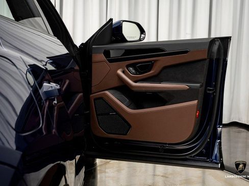 Used 2025 Lamborghini Urus SE image 37