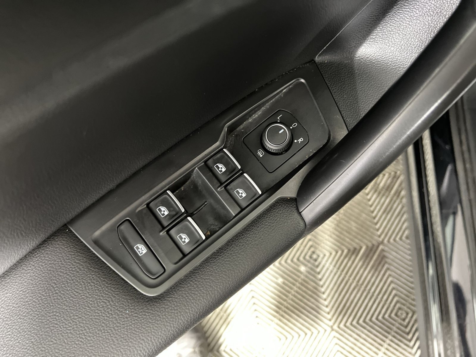 Used 2021 Volkswagen Tiguan SE R-Line AWD/4WD image 15