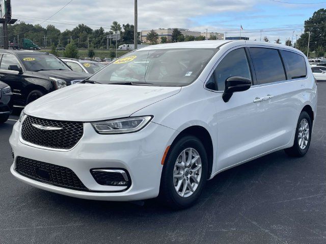 Used 2025 Chrysler Pacifica Select FWD image 3