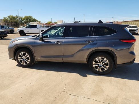 Used 2022 Toyota Highlander XLE image 2