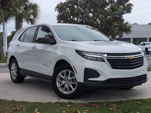 Used 2022 Chevrolet Equinox LS w/ LS Convenience Package FWD image 2