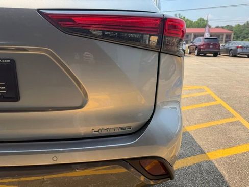 Used 2020 Toyota Highlander Limited FWD image 8