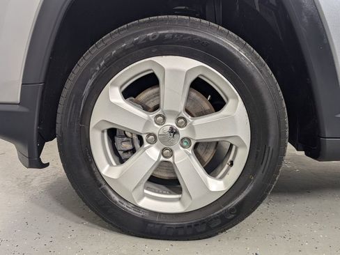 Used 2018 Jeep Compass Latitude w/ Cold Weather Group AWD/4WD image 9