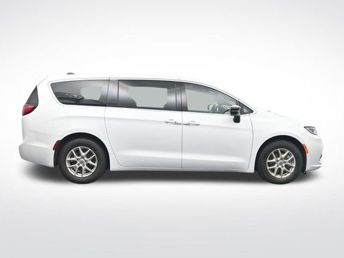 Used 2025 Chrysler Pacifica Select FWD image 4