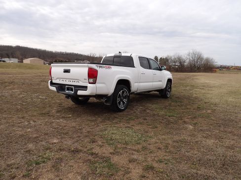 Used 2017 Toyota Tacoma TRD Sport w/ Tow Package image 6
