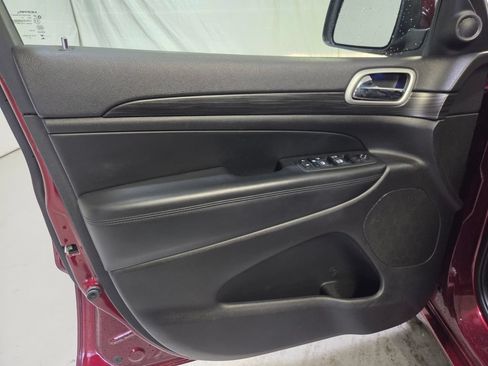 Used 2020 Jeep Grand Cherokee Altitude AWD/4WD image 29