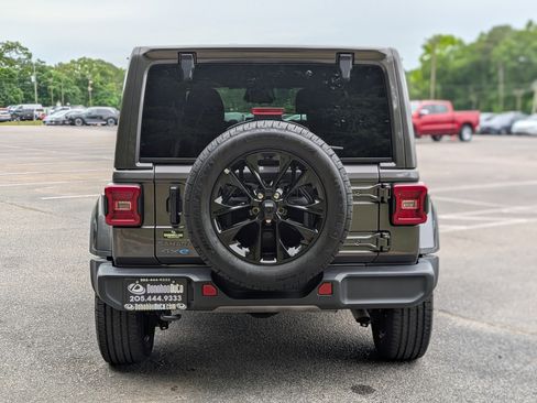 Used 2025 Jeep Wrangler Unlimited Sahara AWD/4WD image 8