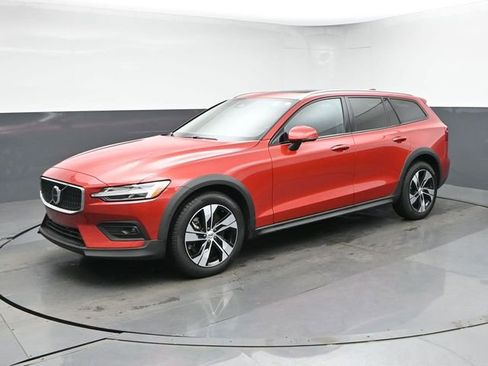 Used 2025 Volvo V60 B5 Cross Country Plus AWD/4WD image 4