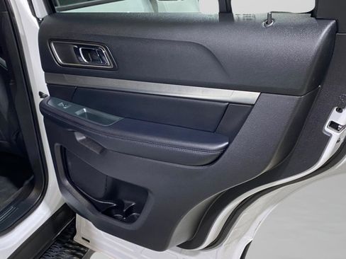 Used 2018 Ford Explorer XLT AWD/4WD image 27