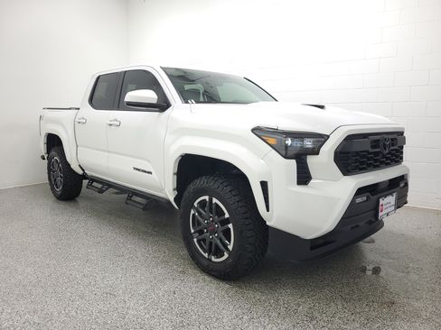 Used 2025 Toyota Tacoma TRD Sport AWD/4WD image 4
