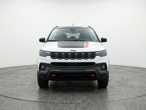 Used 2025 Jeep Compass Trailhawk image 2
