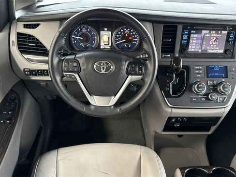 Used 2015 Toyota Sienna L image 14