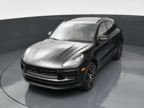 Certified 2025 Porsche Macan AWD/4WD image 32