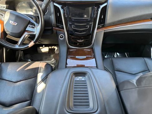 Used 2020 Cadillac Escalade Premium Luxury image 29
