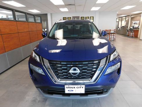 Used 2023 Nissan Rogue SV w/ SV Premium Package AWD/4WD image 2