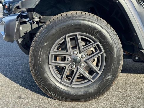 Used 2024 Jeep Gladiator Sport image 9