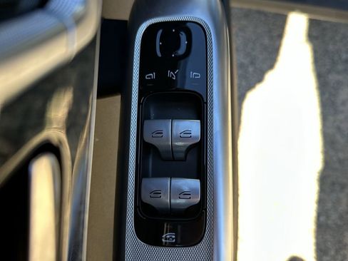 Used 2024 Mercedes-Benz GLC 300 4MATIC image 13