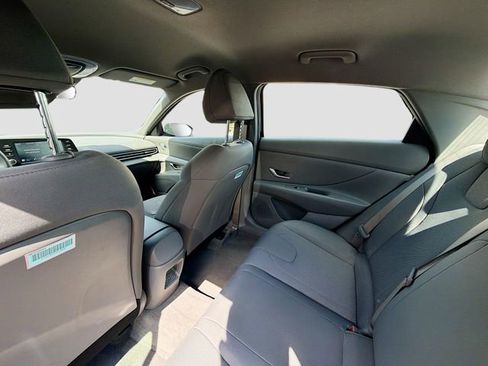 Certified 2025 Hyundai Elantra SE image 23